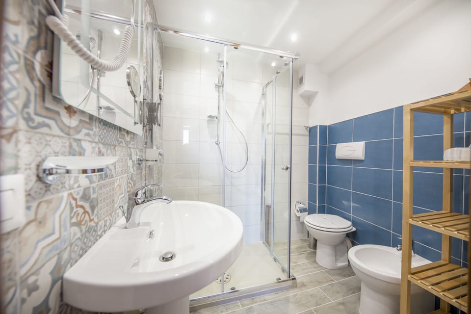 Deluxe Double Room, Sea View | Bathroom | Shower, free toiletries, hair dryer, bidet
