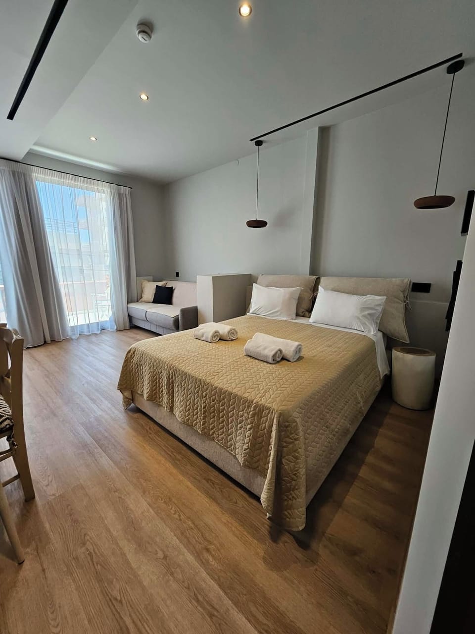 B6 Superior Suite with Balcony | Free minibar, in-room safe, blackout drapes, iron/ironing board