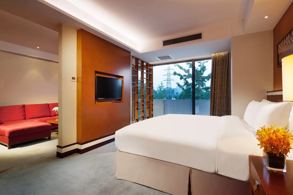 Suite, 1 King Bed | Premium bedding, in-room safe, desk, cribs (surcharge)