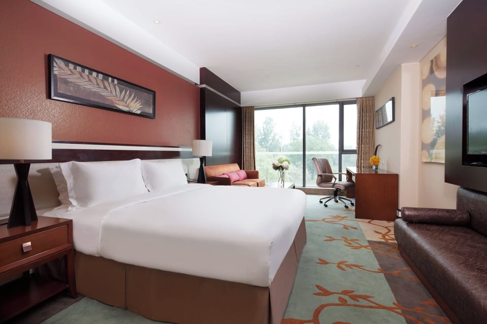 Premium bedding, in-room safe, desk, cribs (surcharge)