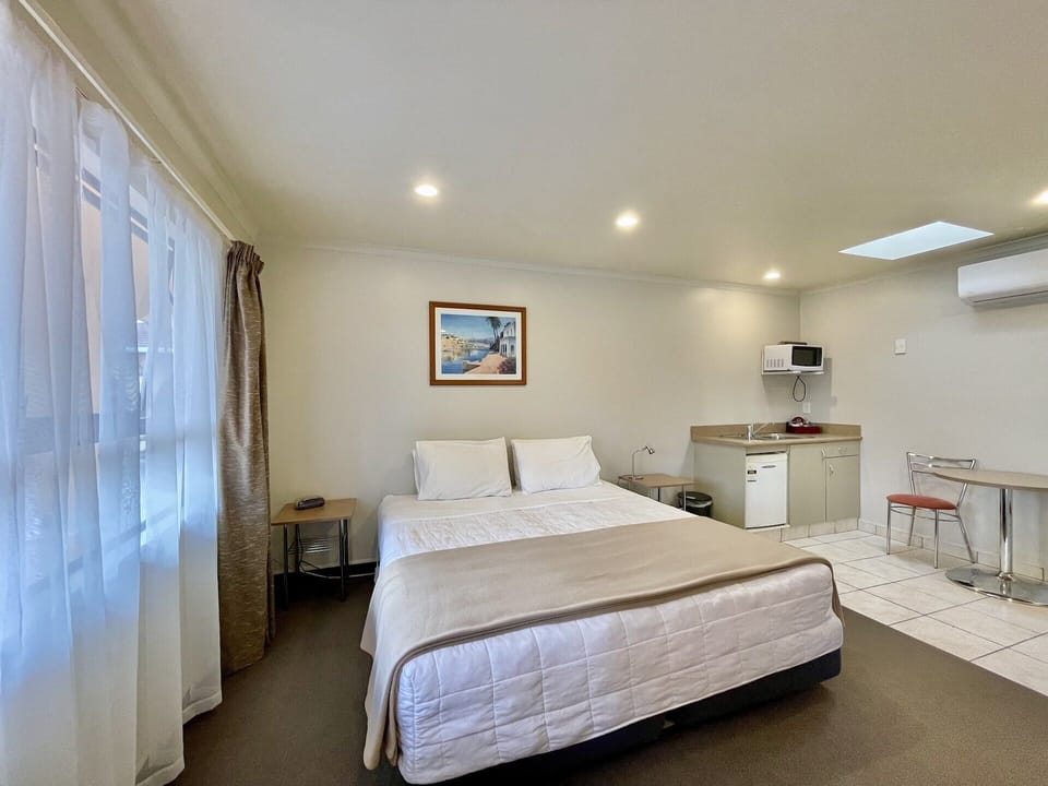 Studio King | Hypo-allergenic bedding, iron/ironing board, free WiFi, bed sheets