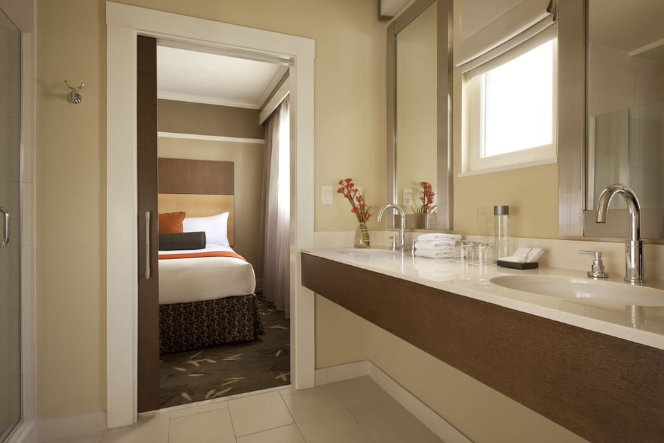 Deluxe Suite, 1 King Bed | Bathroom sink