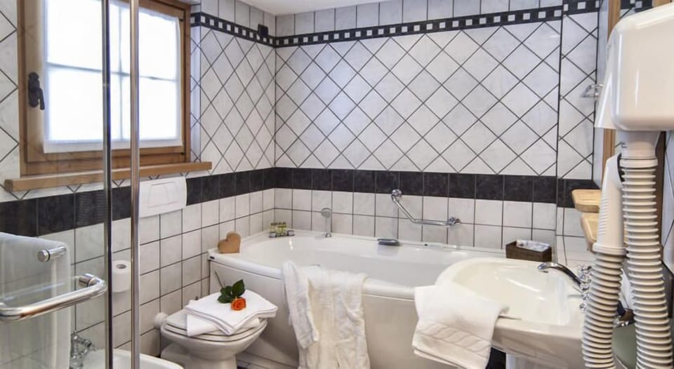 Suite (Federia) | Bathroom | Free toiletries, bidet, towels