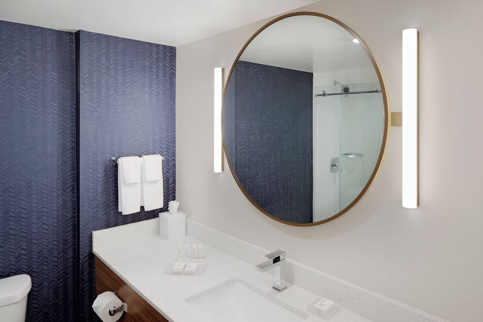 Combined shower/tub, hydromassage showerhead, free toiletries