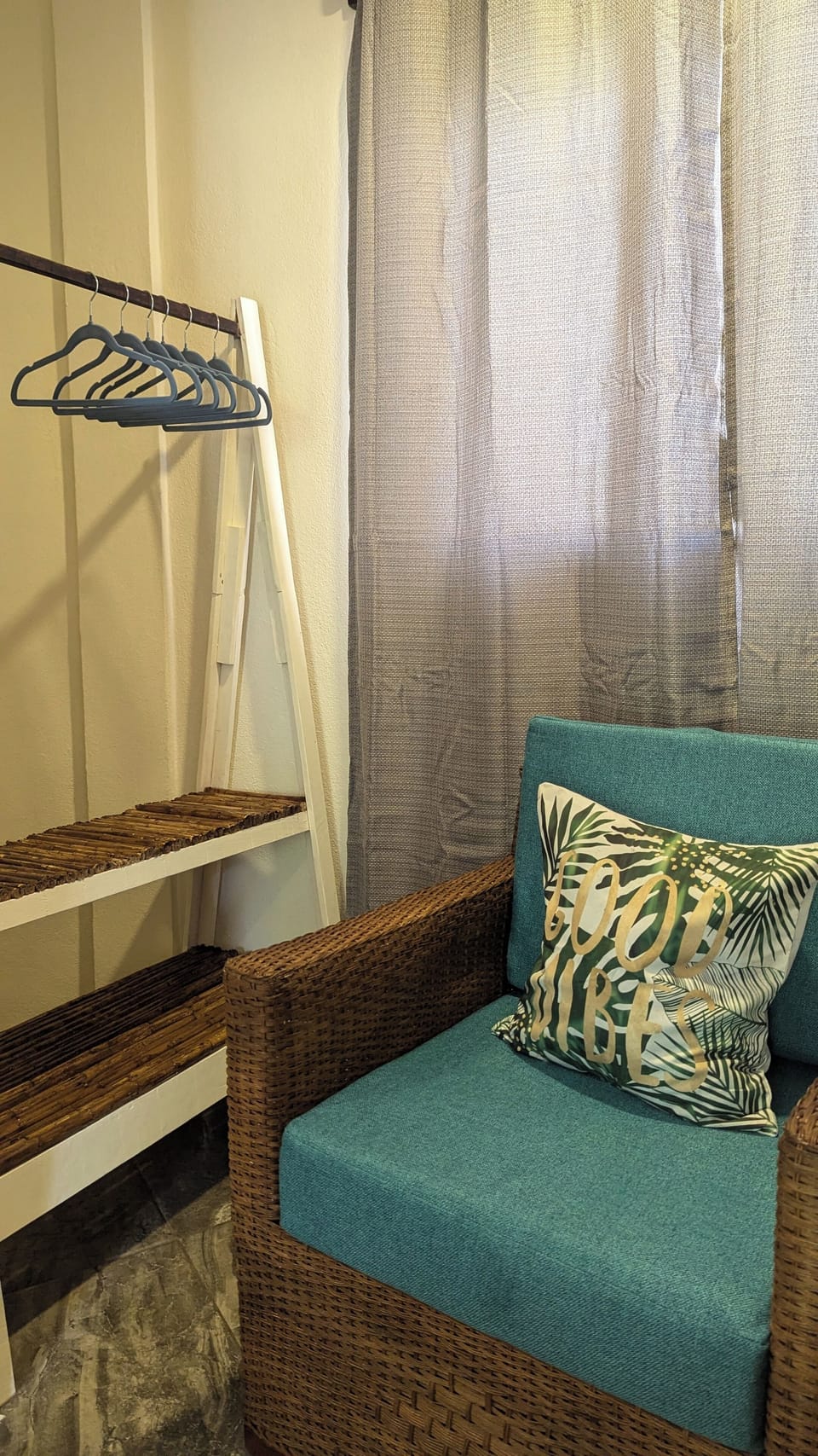 Premium bedding, desk, soundproofing, WiFi (free)