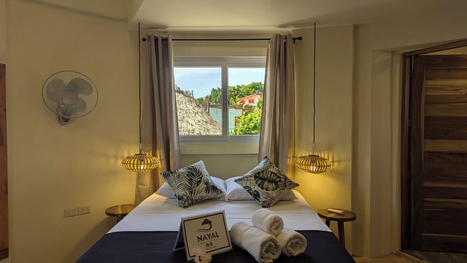 Premium bedding, desk, soundproofing, WiFi (free)