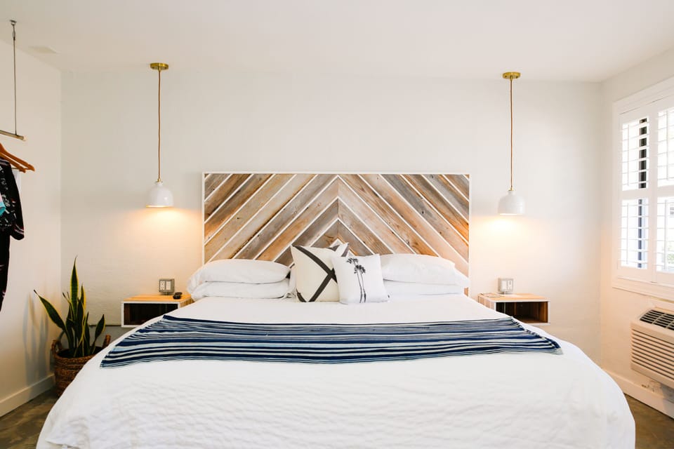 Standard Room, 1 King Bed, Non Smoking | Down comforters, minibar, iron/ironing board, WiFi