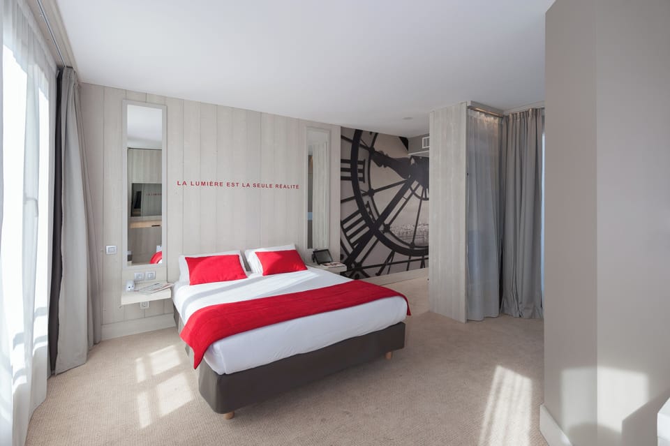 Suite 209 | Premium bedding, in-room safe, desk, laptop workspace