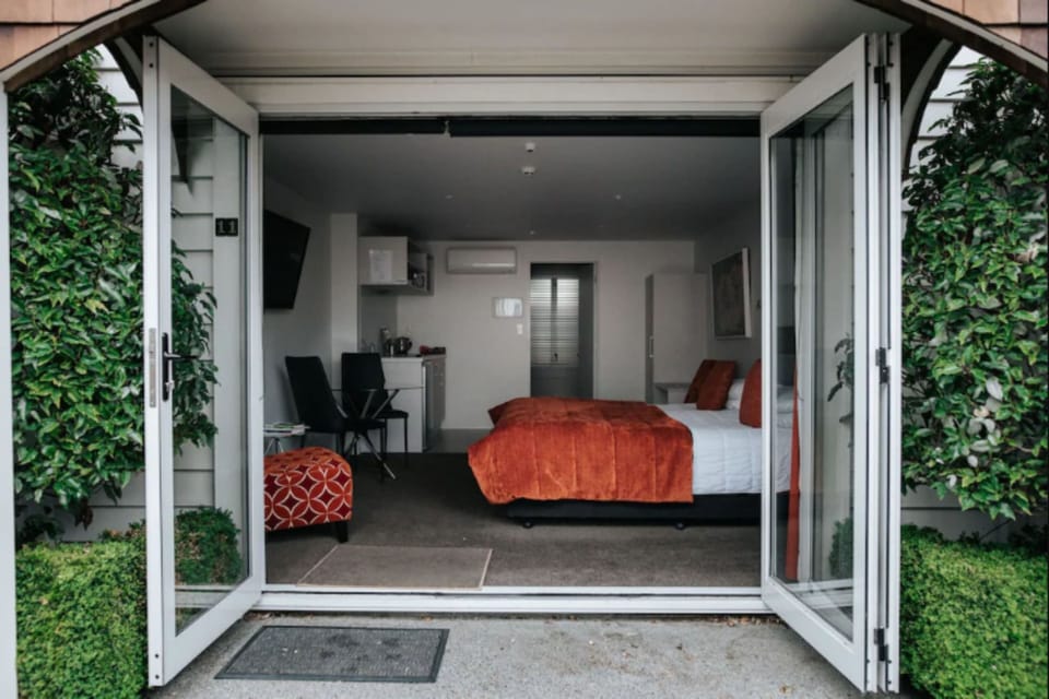Executive Studio Unit  | Iron/ironing board, cribs (free), WiFi (free), bed sheets