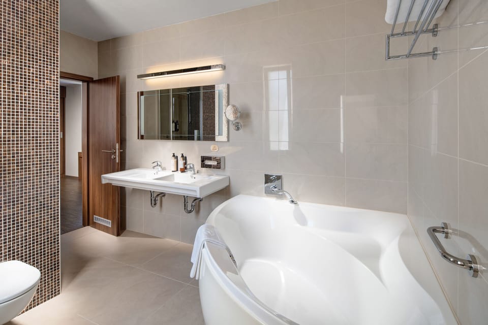 Suite, 1 Double Bed | Bathroom | Combined shower/tub, free toiletries, hair dryer, towels