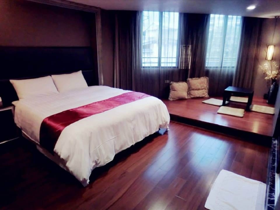 Deluxe Suite | Down comforters, blackout drapes, free WiFi, bed sheets