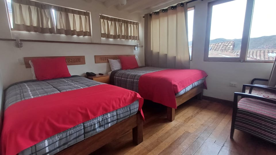 Suite | Down comforters, desk, free WiFi, bed sheets