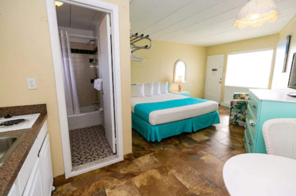 Room, Non Smoking | Bathroom | Shower, towels