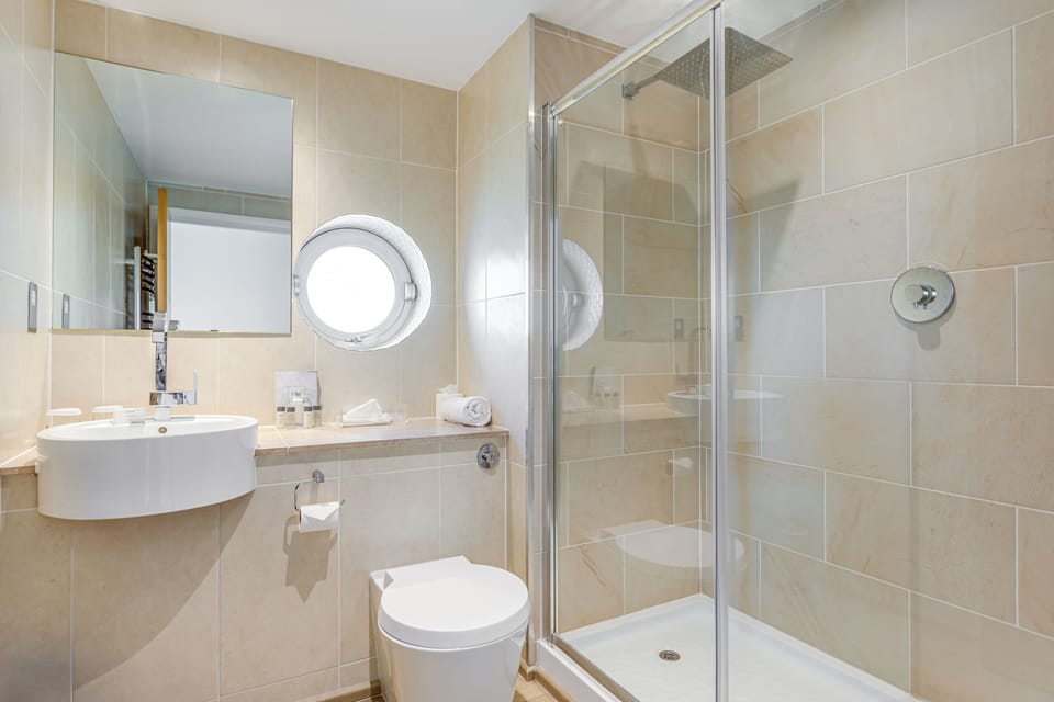 Luxury Suite, River View (Large) | Bathroom | Free toiletries, hair dryer, bathrobes, slippers