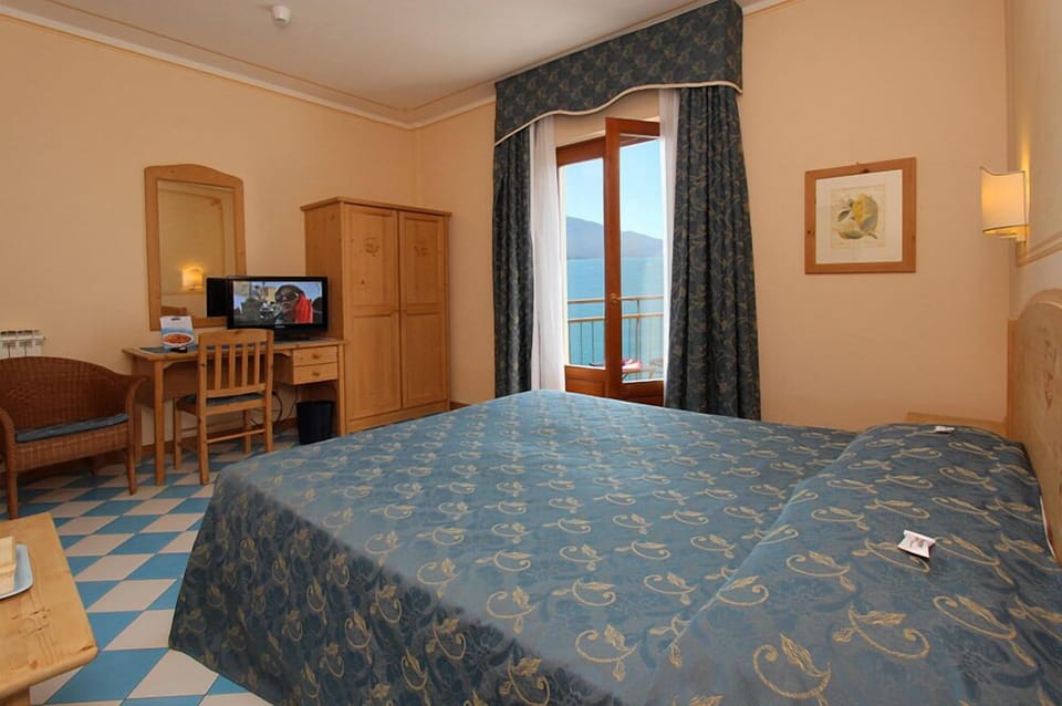 Double or Twin Room, Lake View | Minibar, in-room safe, desk, blackout drapes