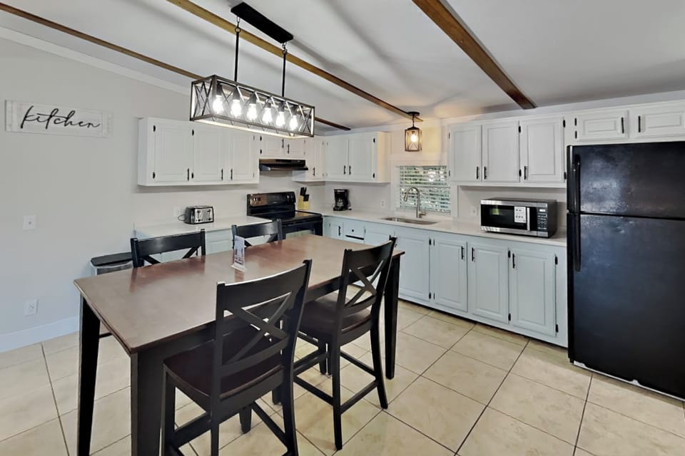 3 bedroom 2 bath home - sleeps up to 8  | Dining room