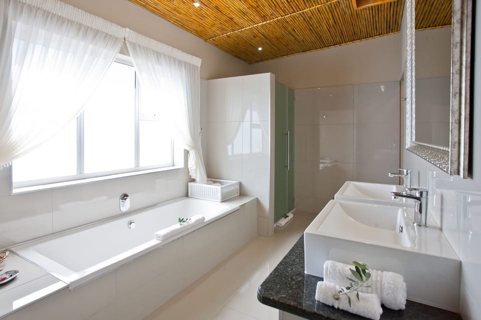 Luxury Room, 1 Bedroom (shower & bath) | Bathroom | Free toiletries, hair dryer, bathrobes, towels