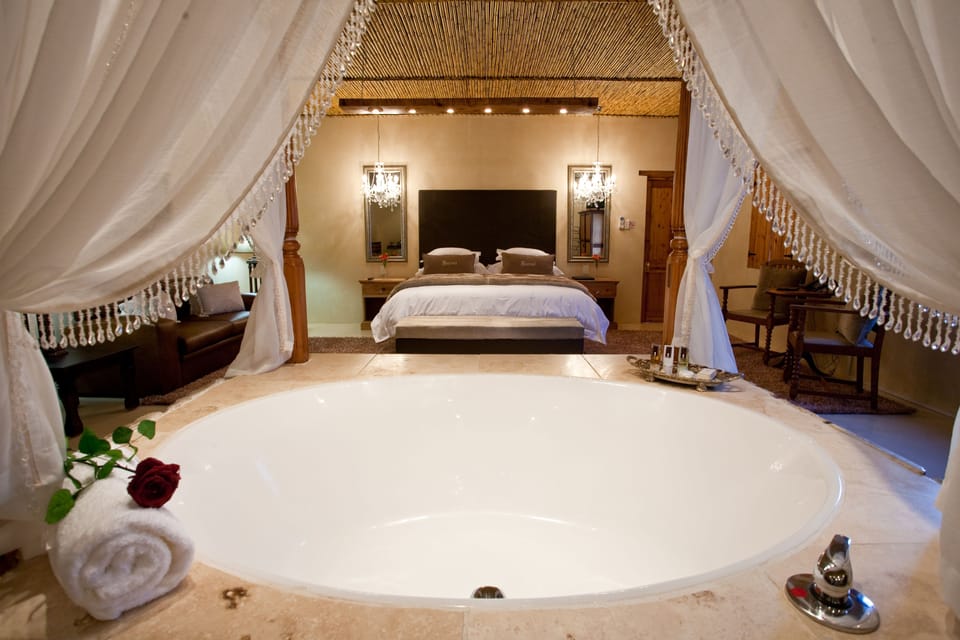 Honeymoon Suite, 1 Bedroom | Bathroom | Free toiletries, hair dryer, bathrobes, towels