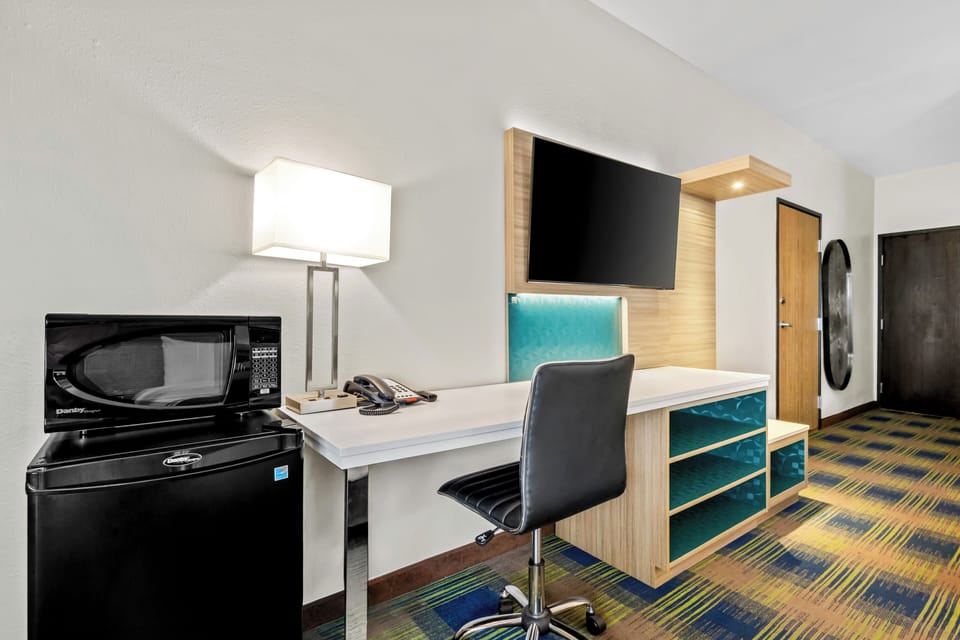 Standard Room, 2 Queen Beds, Non Smoking | Iron/ironing board, free rollaway beds, free WiFi, bed sheets