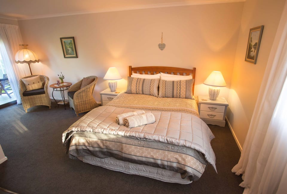 Studio Apartment | Premium bedding, desk, free WiFi