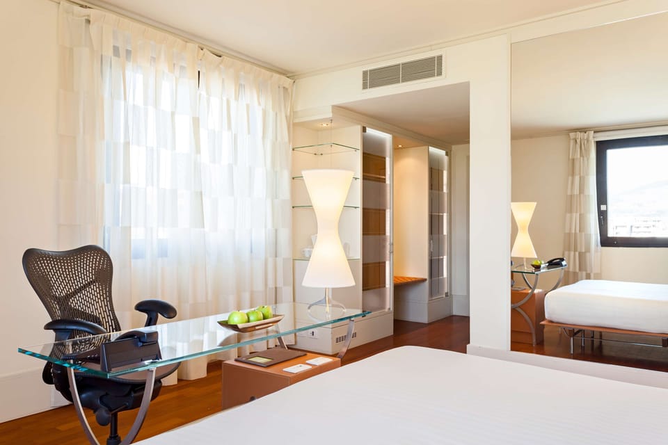 Deluxe Room, 1 King Bed | Premium bedding, in-room safe, desk, soundproofing