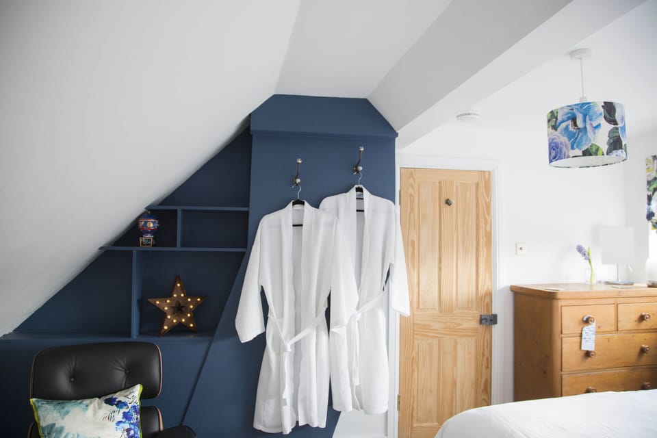 Suite | Iron/ironing board, free WiFi, bed sheets