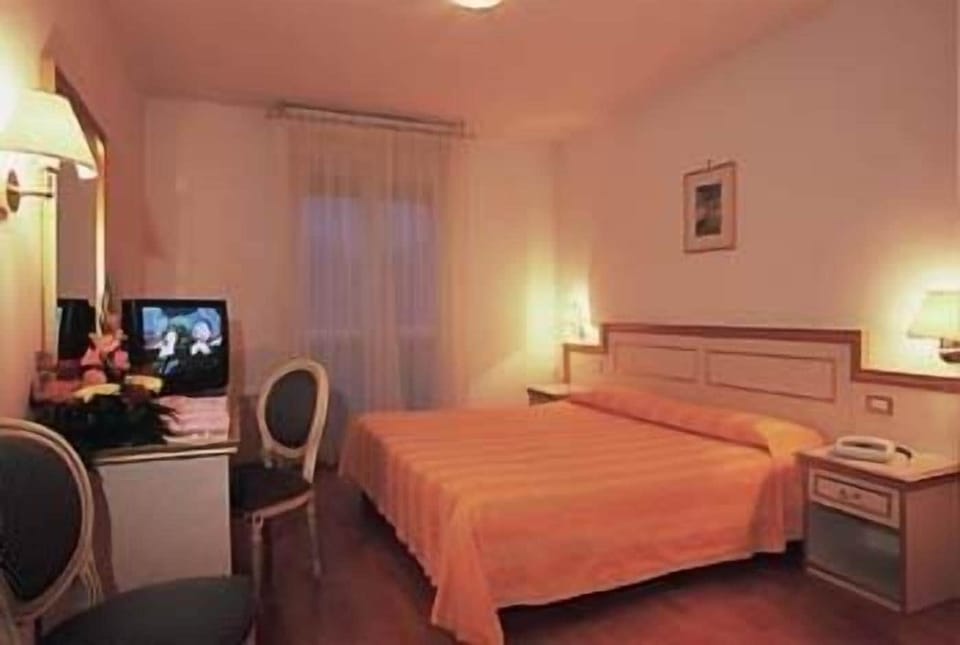 In-room safe, desk, blackout drapes, cribs (free)