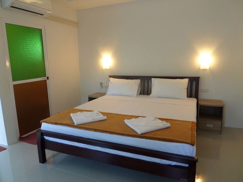 Standard Double Room | In-room safe, soundproofing, free WiFi, bed sheets