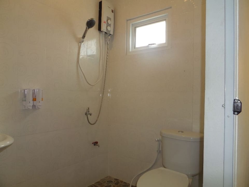 Standard Double Room | Bathroom | Shower, free toiletries, bidet, towels