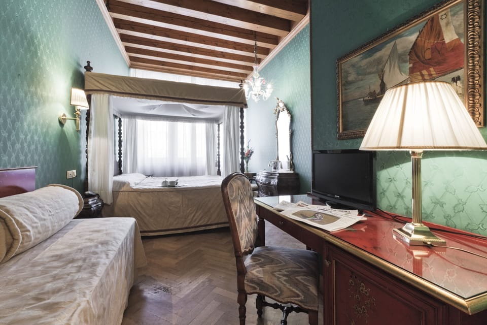 Junior Suite | Living area | Flat-screen TV