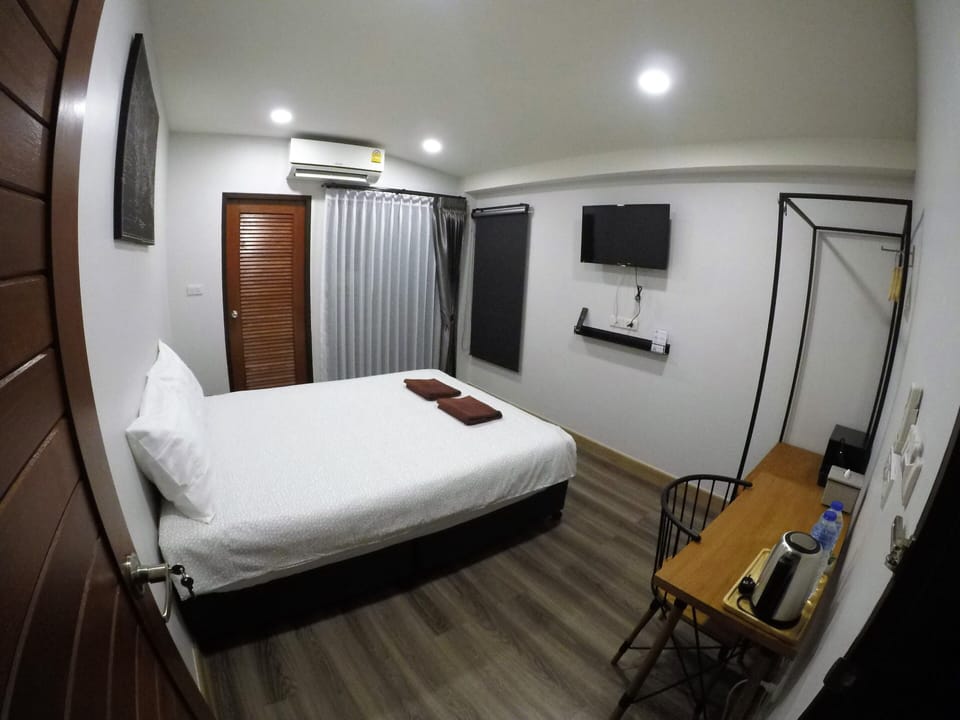 Standard Double Room | In-room safe, desk, laptop workspace, blackout drapes