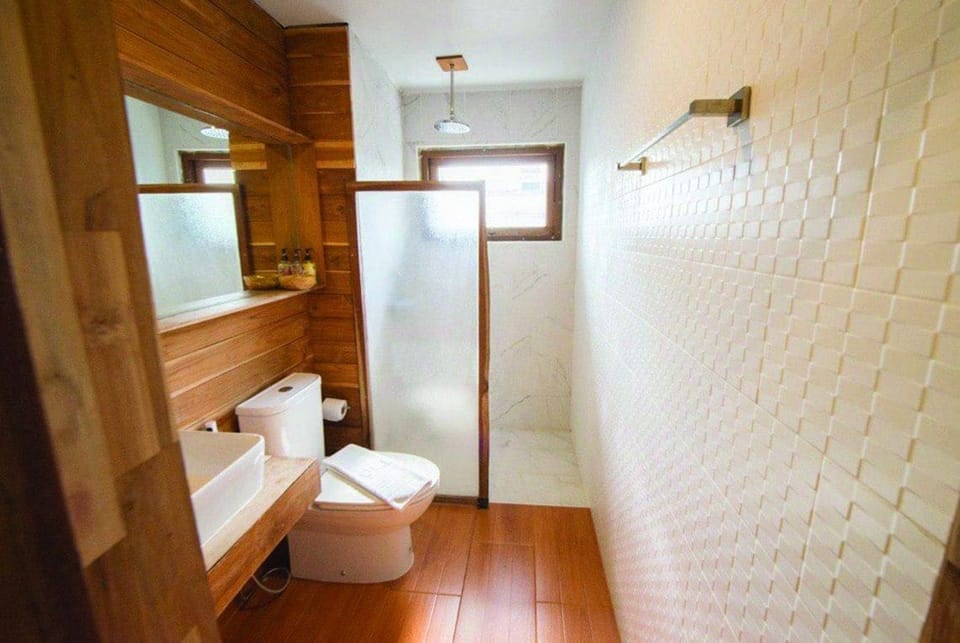 Deluxe Double Room | Bathroom | Shower, free toiletries, slippers, bidet