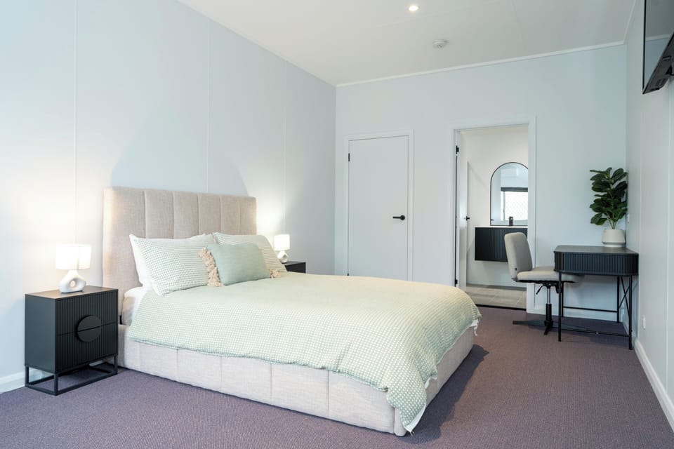 Superior Queen Room | Desk, iron/ironing board (on request), bed sheets