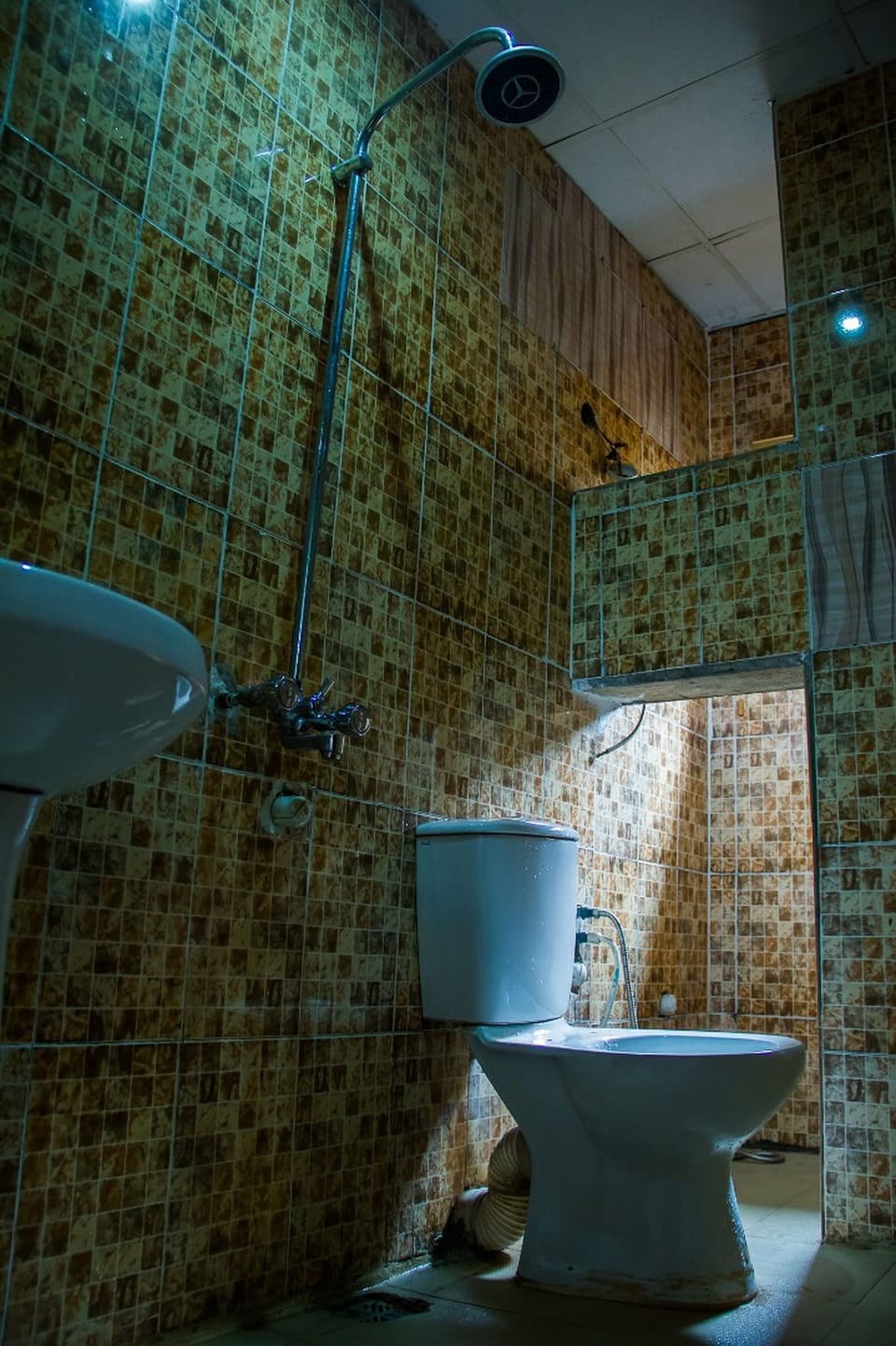 Shower, rainfall showerhead, free toiletries, towels
