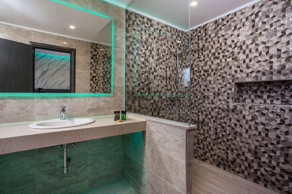 Elite Apartment | Bathroom | Shower, free toiletries, hair dryer, towels