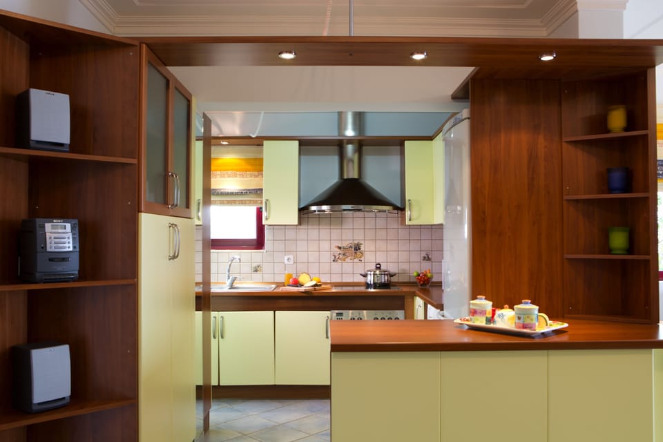 Full-size fridge, microwave, oven, stovetop