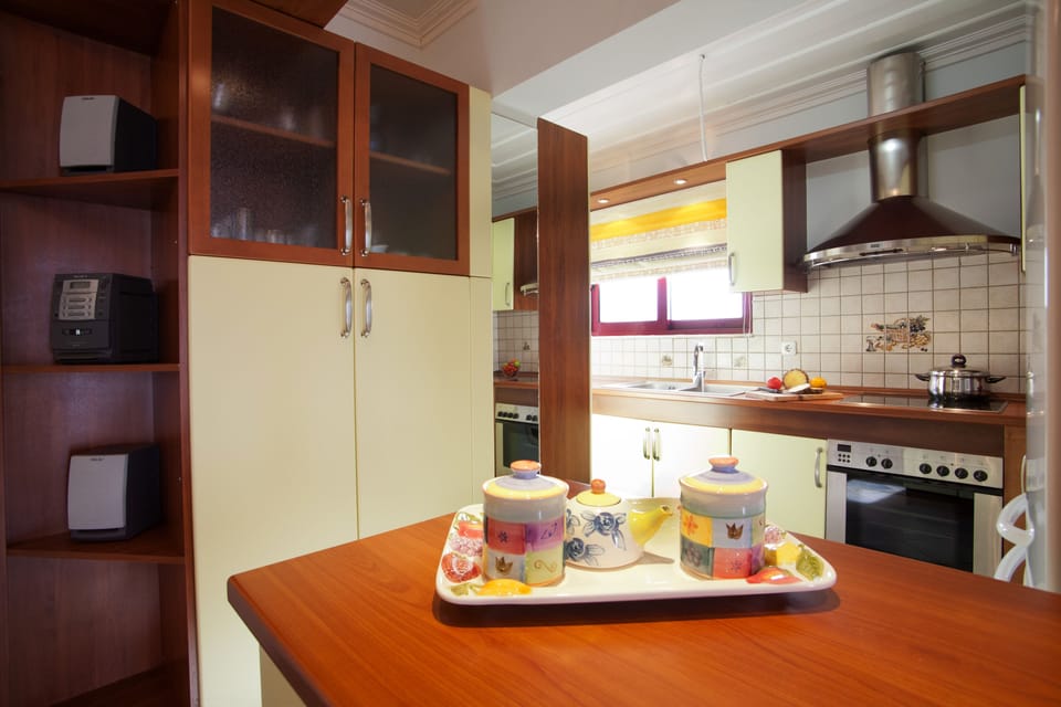Deluxe Suite, Sea View | Private kitchen | Full-size fridge, microwave, oven, stovetop