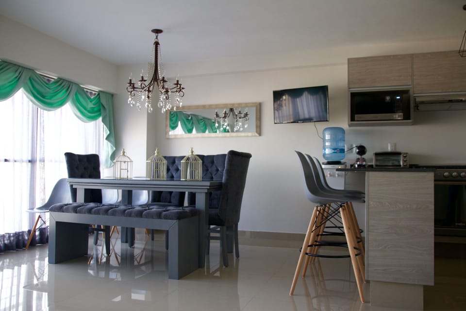 Full-size fridge, microwave, oven, stovetop