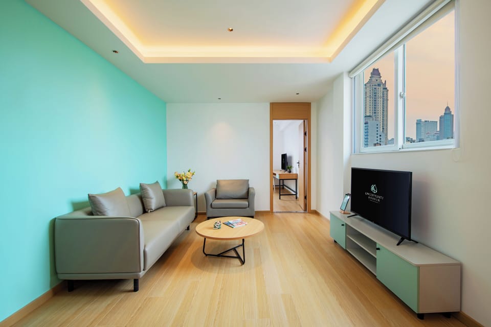 Deluxe Studio Suite | In-room safe, blackout drapes, free WiFi, bed sheets