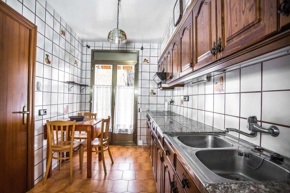 House, 4 Bedrooms | Private kitchen | Full-size fridge, microwave, oven, stovetop