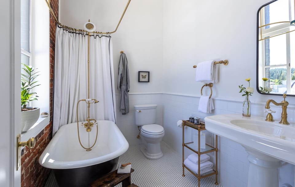 Combined shower/tub, free toiletries, hair dryer, towels