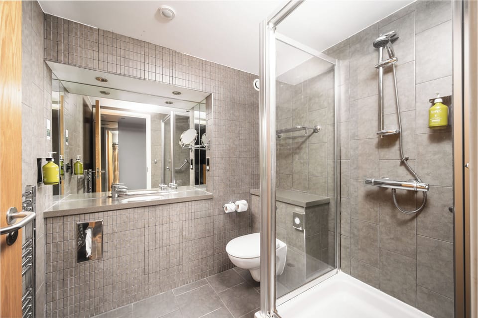 Combined shower/tub, free toiletries, hair dryer, towels