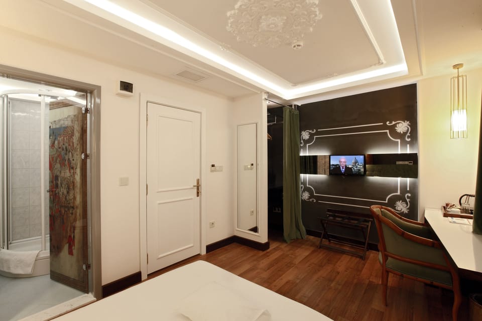 Classic Room | Premium bedding, minibar, in-room safe, desk