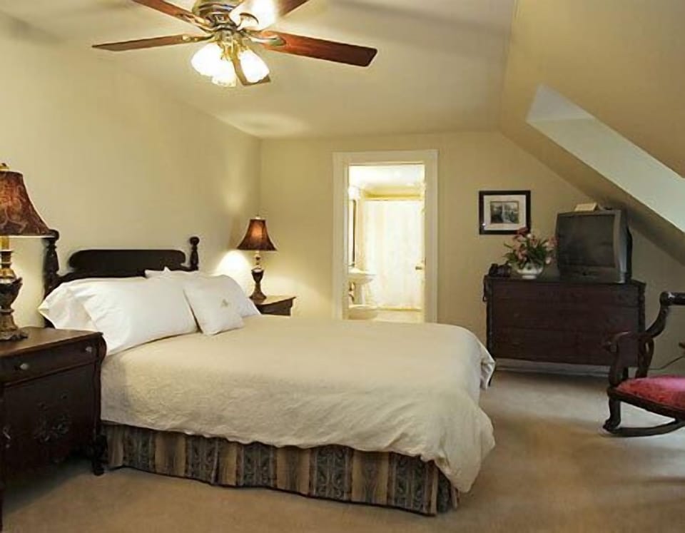 Deluxe Room | Premium bedding, desk, iron/ironing board, free WiFi