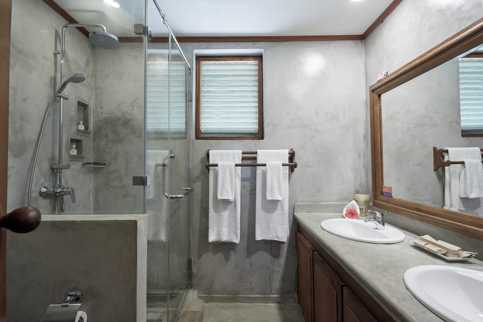 Family Duplex | Minibar, in-room safe, desk, iron/ironing board