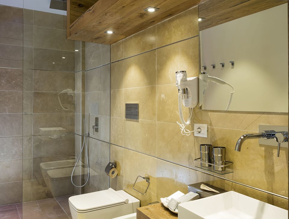 Luxury Suite, Sea View, Beachfront | Bathroom | Shower, rainfall showerhead, free toiletries, hair dryer