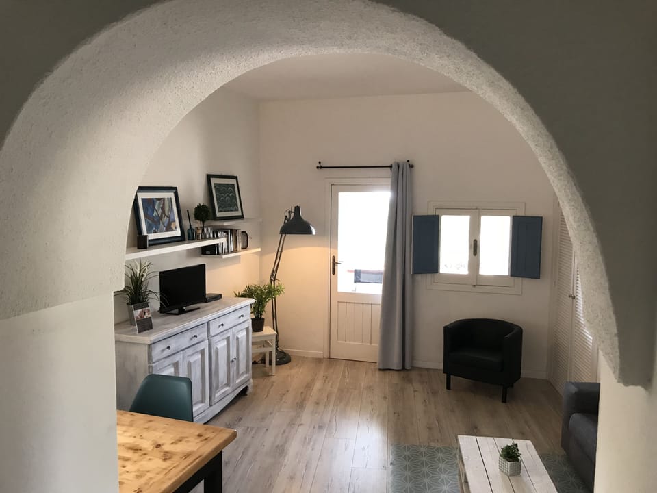 Comfort Apartment, 1 Bedroom, Garden View | Living room | 36-inch Smart TV with satellite channels