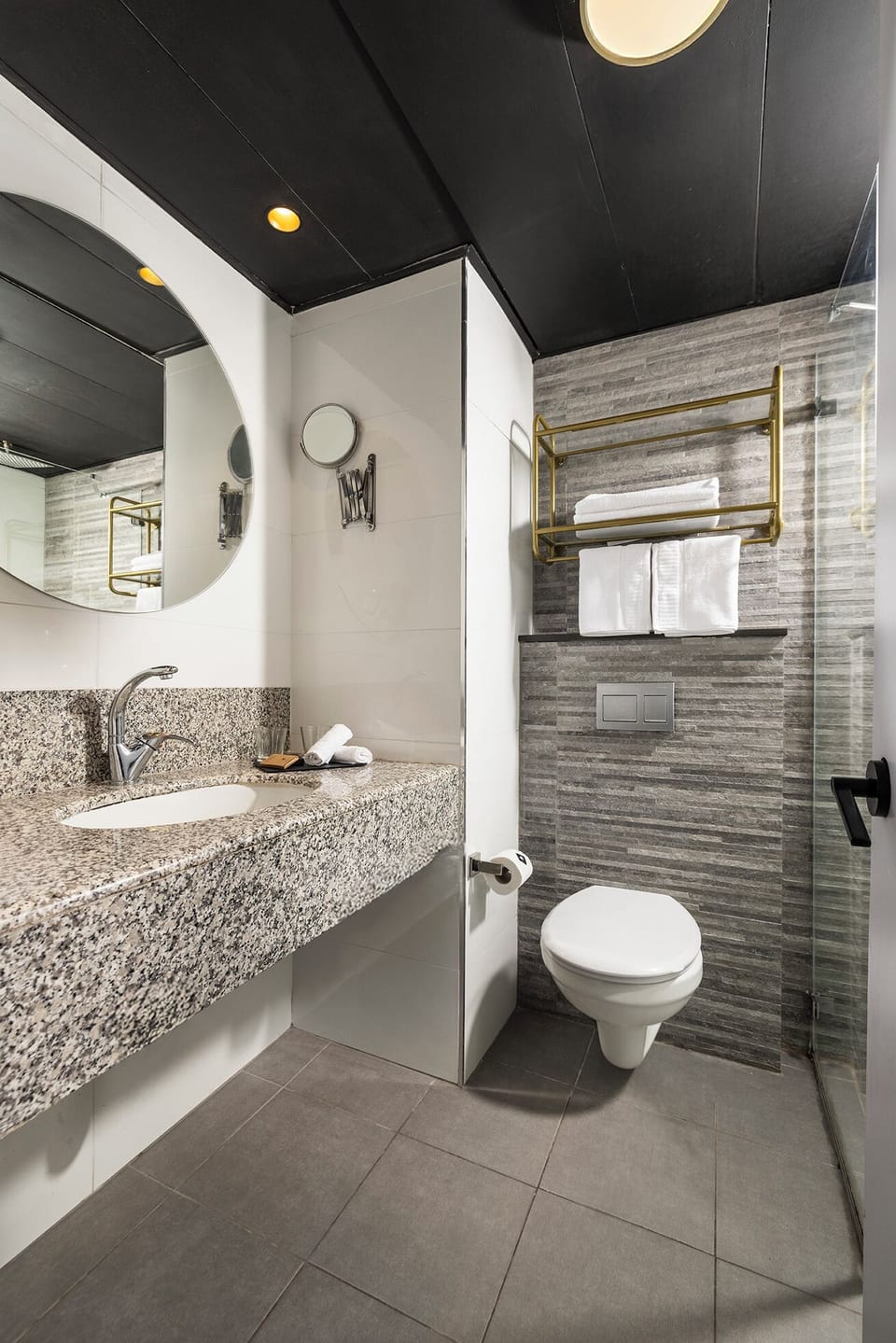 Deluxe Suite | Bathroom | Combined shower/tub, hair dryer, slippers, towels