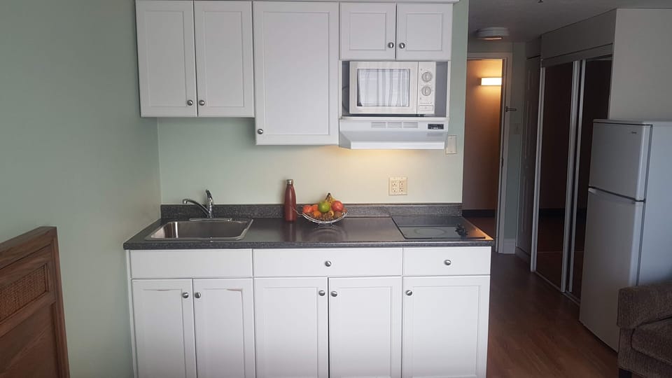 Economy Studio, 1 Double Bed | Private kitchen | Shared fridge, microwave, coffee/tea maker