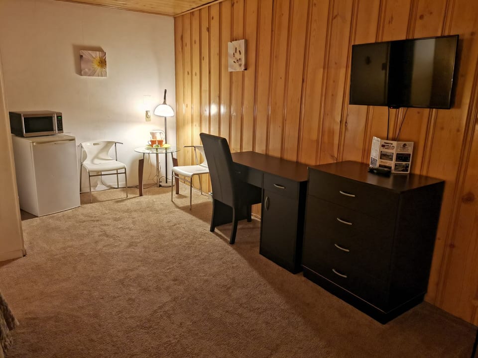 Deluxe Room, 1 Queen Bed | WiFi (free), bed sheets